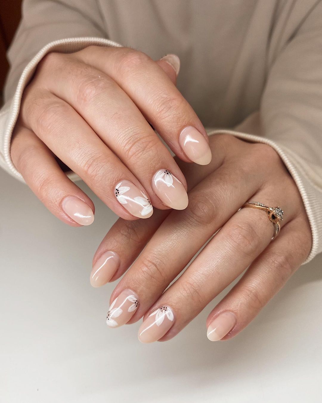 Sunny Chic: Embrace Effortless Elegance with Natural Summer Nails 2024