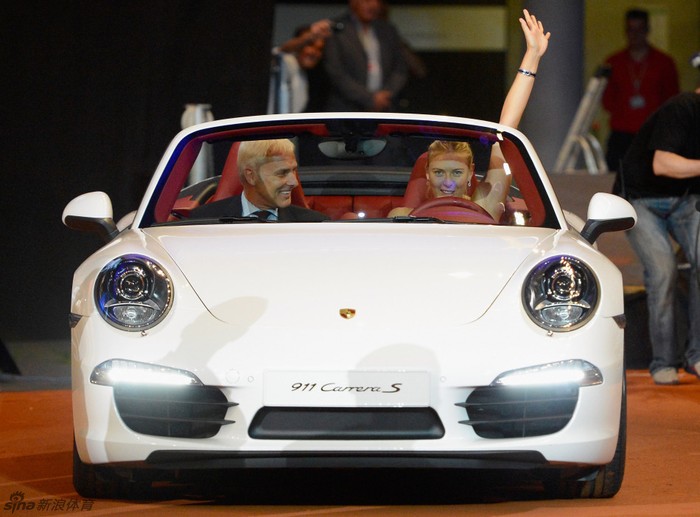 Sharapova lái thử Porsche Carrera 911.