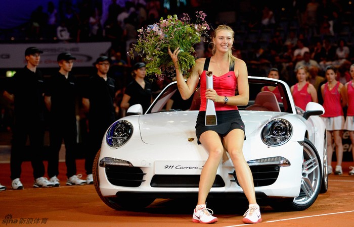 Đây chính là kịch bản do BTC giải Porsche Tennis Grand Prix sắp xếp, theo đó nhà vô địch sẽ được ăn mừng trên xế hộp Porsche Carrera 911.