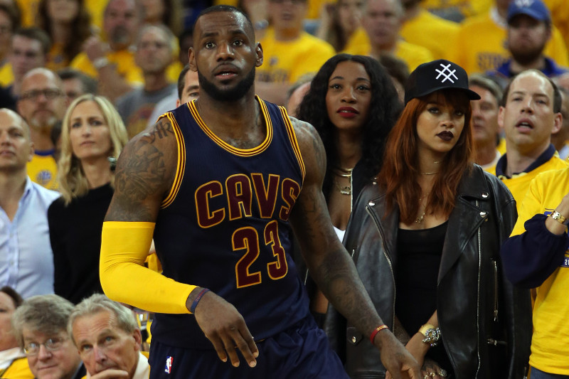 OAKLAND, CA - NGÀY 04 THÁNG 6: Ca sĩ Rihanna theo dõi LeBron James #23 của Cleveland Cavaliers thi đấu với Golden State Warriors trong Trận 1 của Chung kết NBA 2015 tại ORACLE Arena vào ngày 04 tháng 6 năm 2015 tại Oakland, California. LƯU Ý CHO NGƯỜI DÙNG: Người dùng thừa nhận và đồng ý rõ ràng rằng, bằng cách tải xuống và hoặc sử dụng bức ảnh này, người dùng đồng ý với các điều khoản và điều kiện của Thỏa thuận cấp phép Getty Images. (Ảnh của Ezra Shaw/Getty Images)