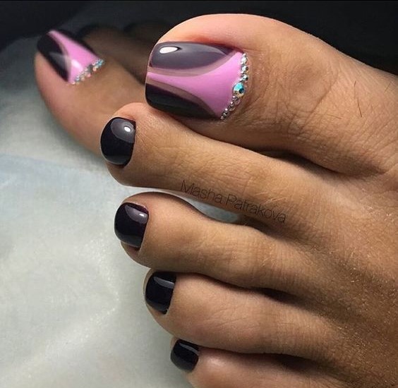 Trendy Toes: Top Summer Toe Nail Colors of 2024