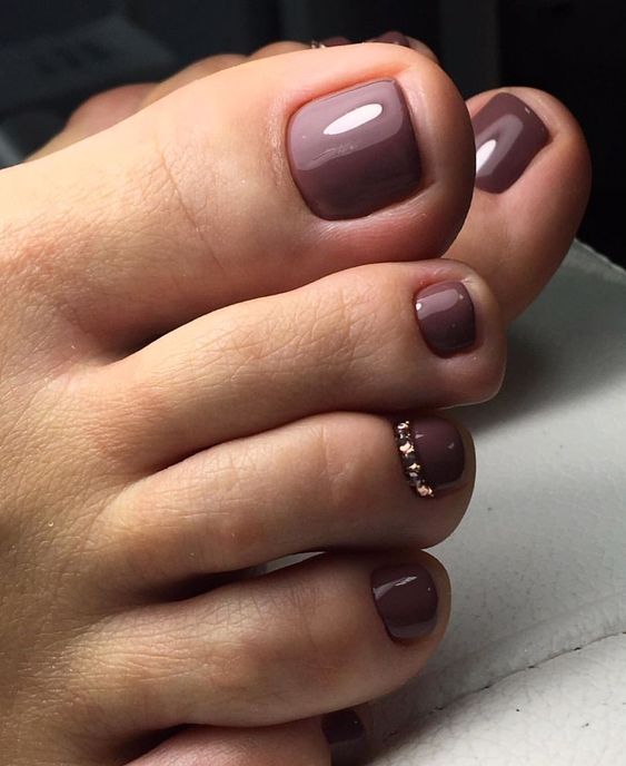 Trendy Toes: Top Summer Toe Nail Colors of 2024