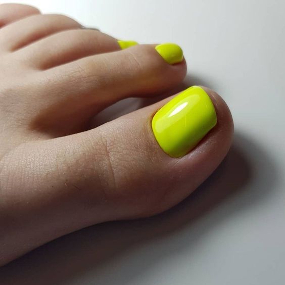 Trendy Toes: Top Summer Toe Nail Colors of 2024