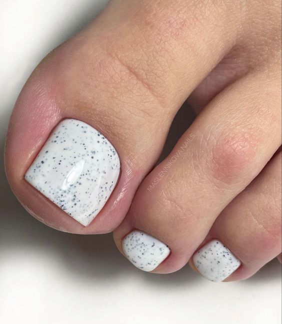 Trendy Toes: Top Summer Toe Nail Colors of 2024