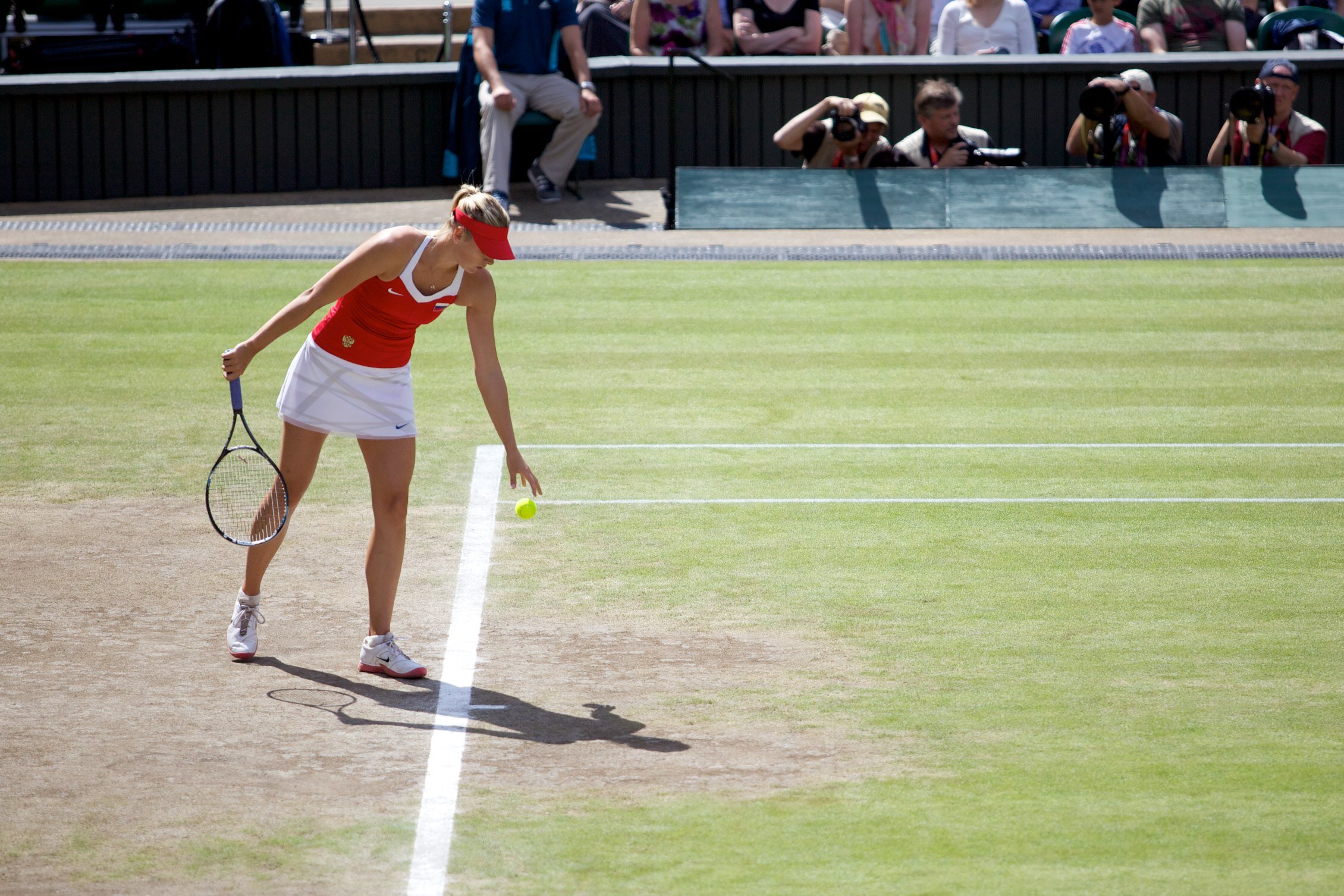 By CharlieTPhotographic - Maria Sharapova Serves, CC BY 2.0, https://commons.wikimedia.org/w/index.php?curid=20601786