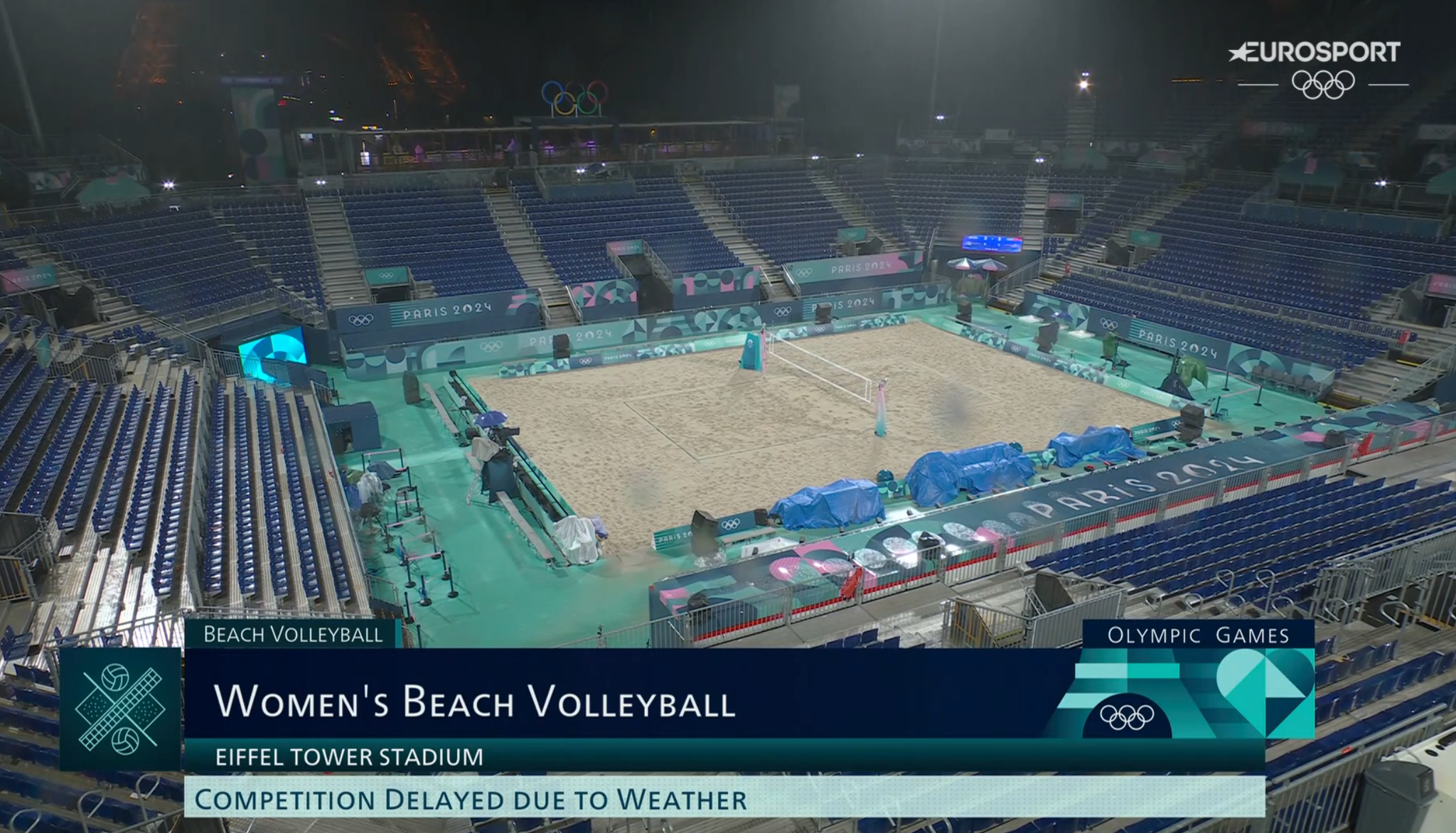 The volleyball had to be suspended due to a storm in Paris